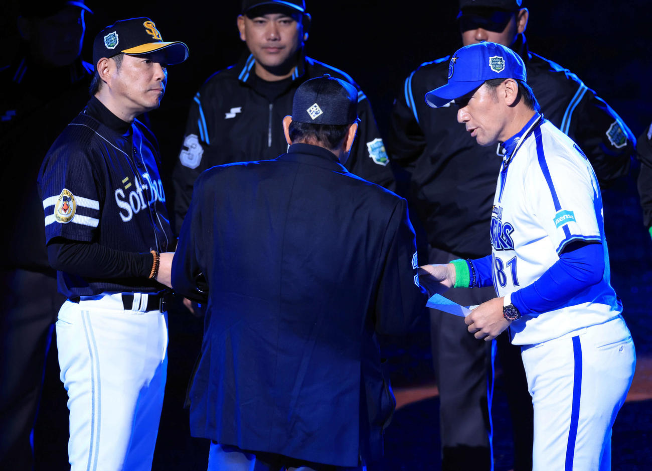 DeNA対ソフトバンク　試合前、メンバー最終確認するソフトバンク小久保監督（左）とDeNA三浦監督（撮影・浅見桂子）