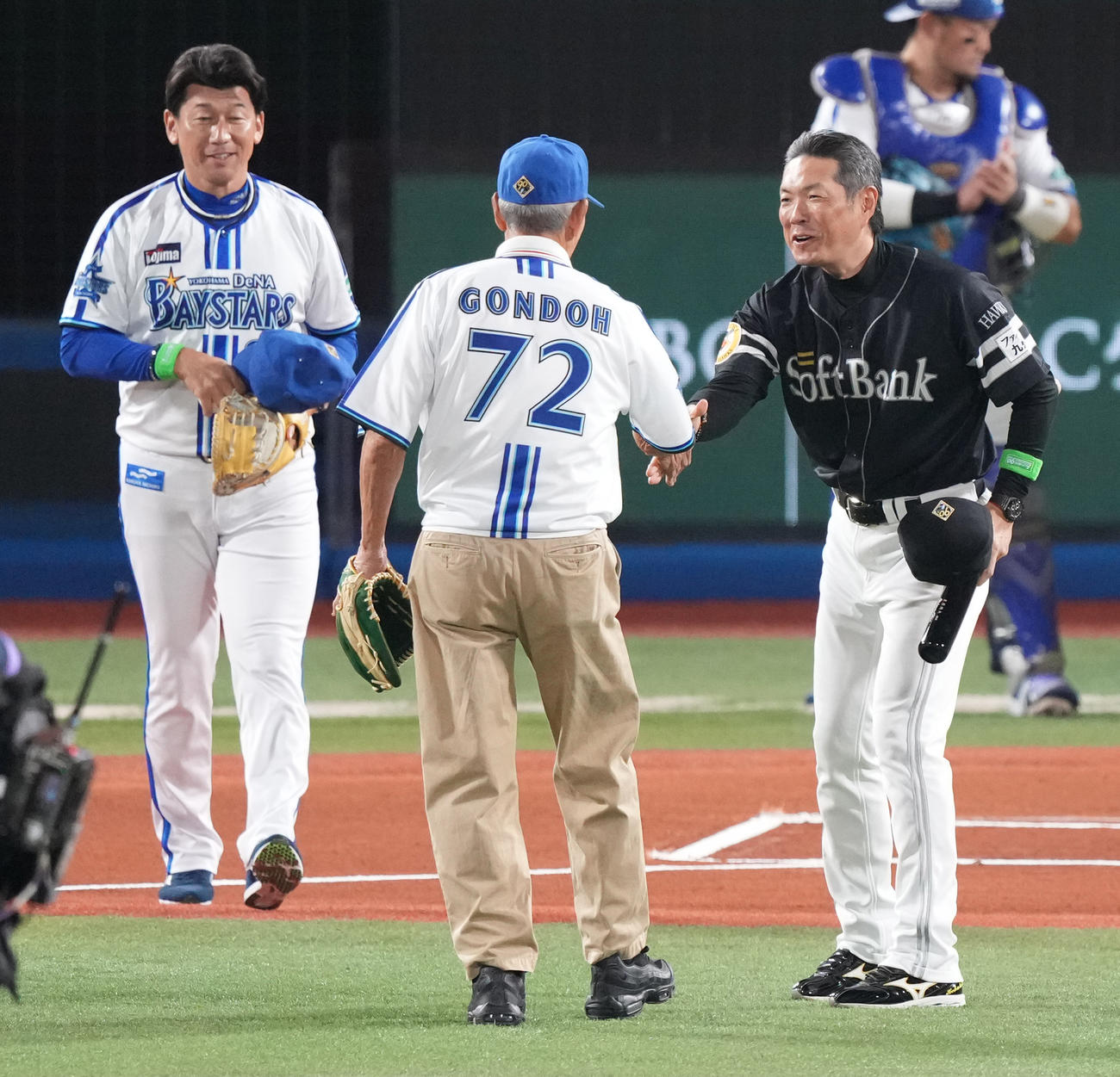 DeNA対ソフトバンク　権藤氏（中央）の始球式で打席に入ったソフトバンク小久保監督（右）と捕手を務めたDeNA三浦監督（撮影・鈴木みどり）