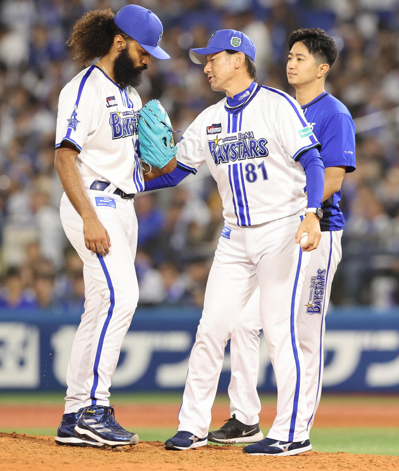 DeNA対ソフトバンク　5回途中、降板のジャクソンに声をかける三浦監督（撮影・梅根麻紀）