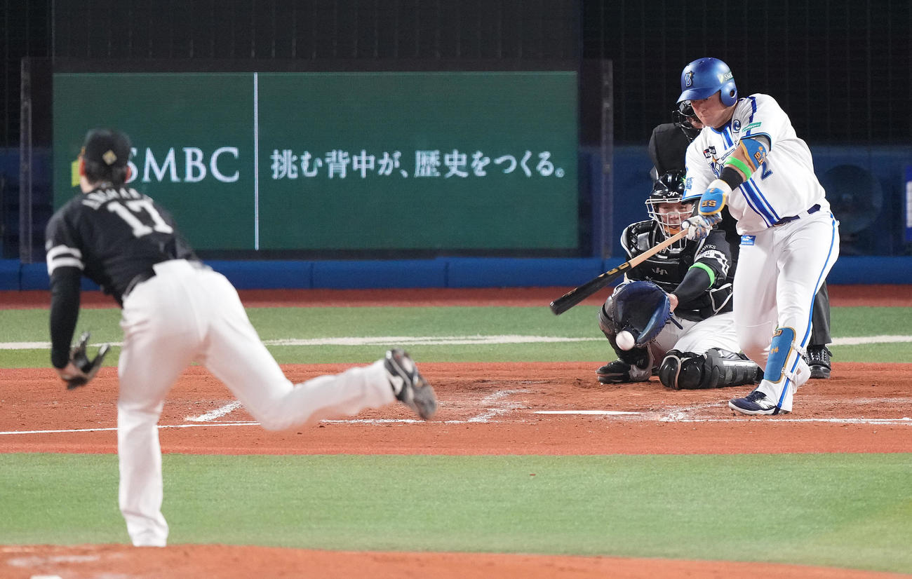 DeNA対ソフトバンク　3回裏DeNA1死、遊ゴロに倒れる牧。投手有原（撮影・鈴木みどり）
