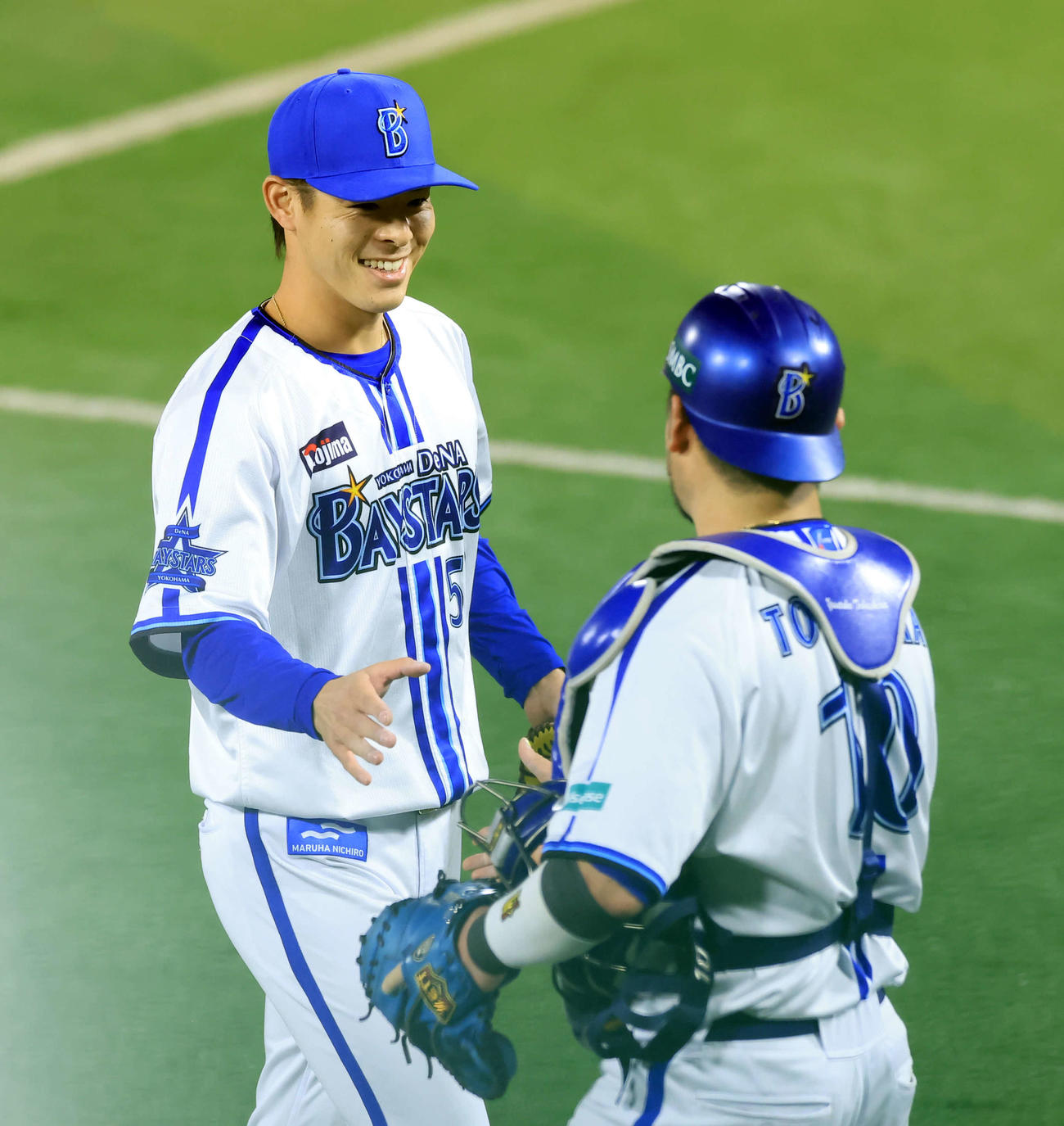 DeNA対ソフトバンク　5回表ソフトバンク2死一、二塁、山川を三振に仕留めた中川颯（左）は戸柱と笑顔で握手（撮影・浅見桂子）