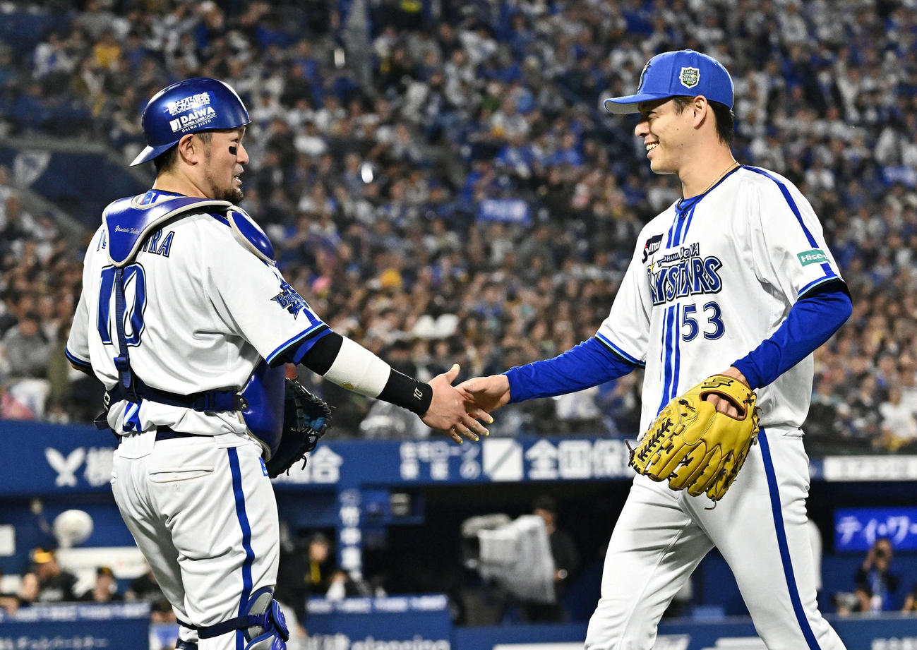 DeNA対ソフトバンク　5回表ソフトバンク2死一、二塁、山川を空振り三振に仕留めた中川颯（右）は戸柱と握手を交わす（撮影・滝沢徹郎）