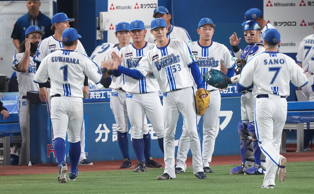 DeNA対ソフトバンク　5回表を終え、桑原（左手前）らを迎えるDeNA中川颯（中央）（撮影・鈴木みどり）