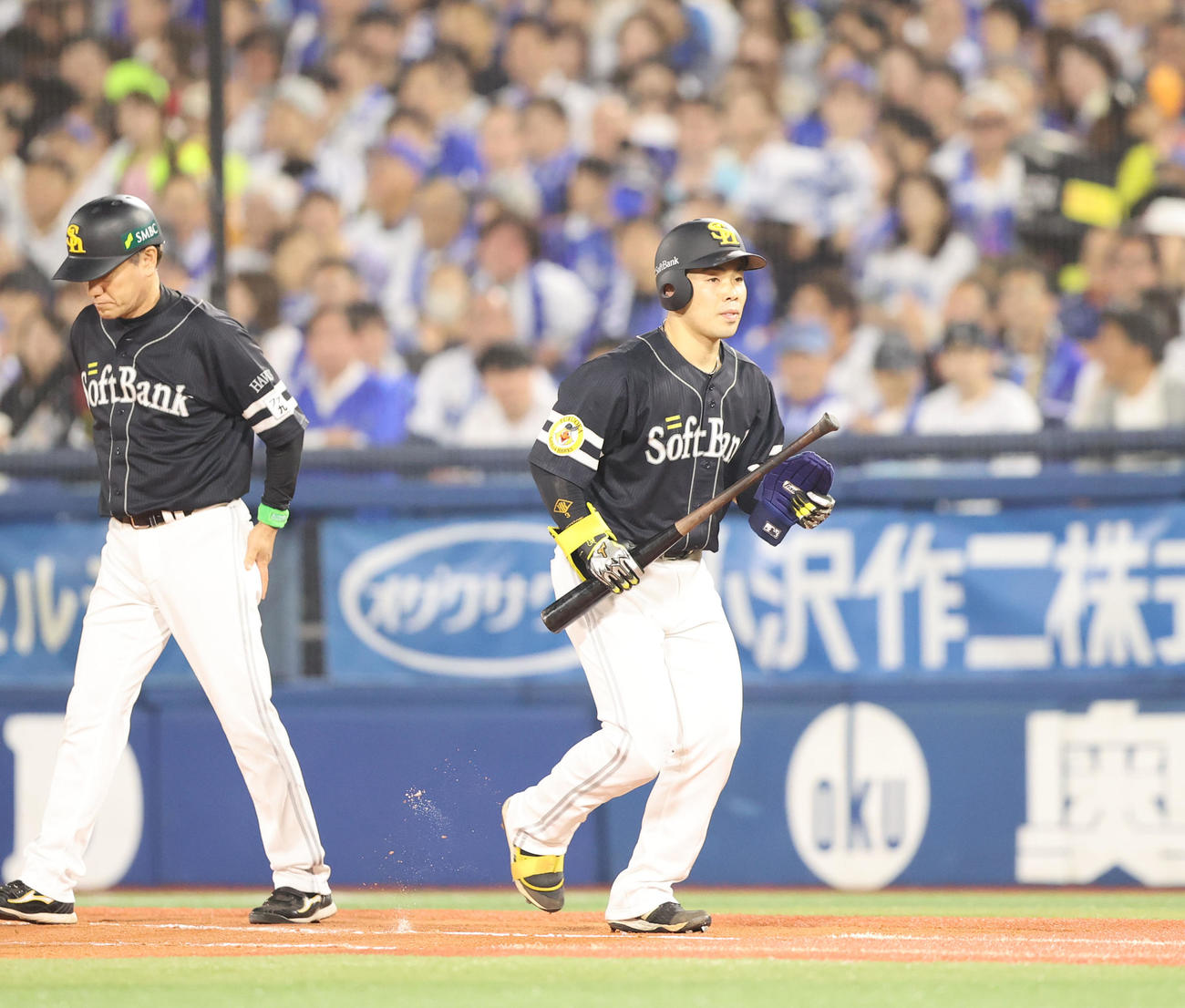DeNA対ソフトバンク　8回表ソフトバンク1死二塁、申告敬遠で一塁へ歩く近藤（撮影・梅根麻紀）