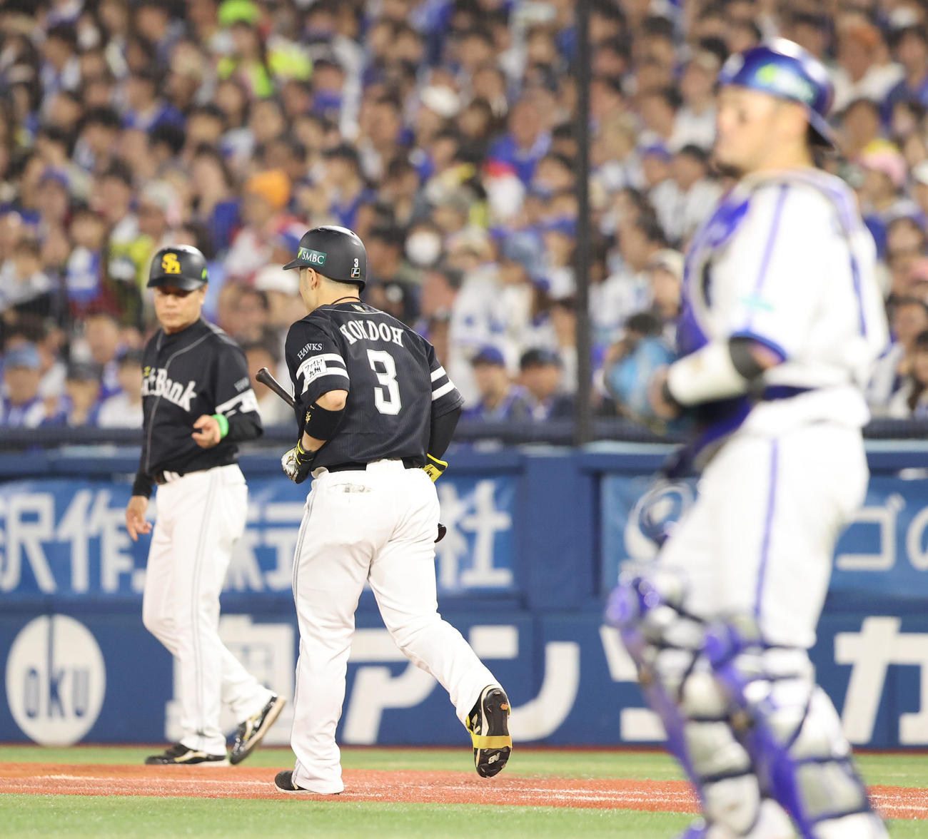 DeNA対ソフトバンク　8回表ソフトバンク1死二塁、申告敬遠で一塁へ歩く近藤（撮影・梅根麻紀）