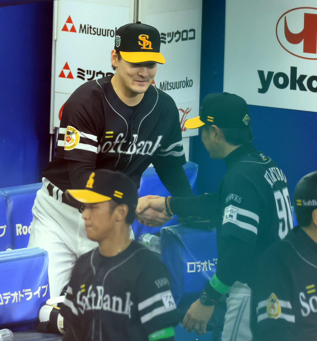 DeNA対ソフトバンク　7回0封の有原（左）は小久保監督と笑顔で握手（撮影・浅見桂子）
