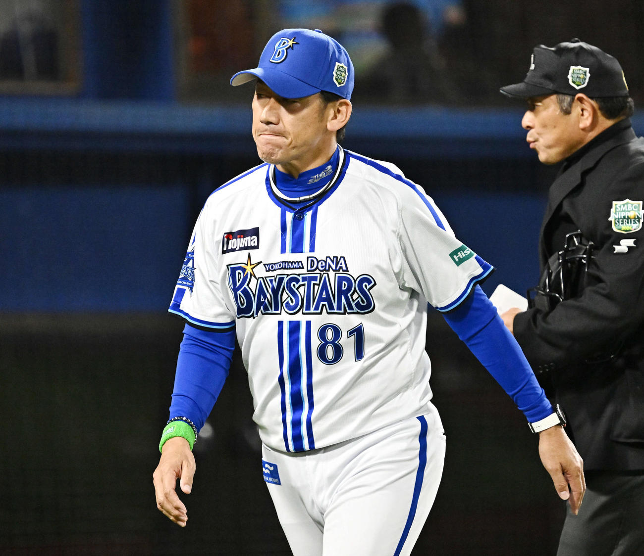DeNA対ソフトバンク　交代を告げるDeNA三浦監督（撮影・滝沢徹郎）
