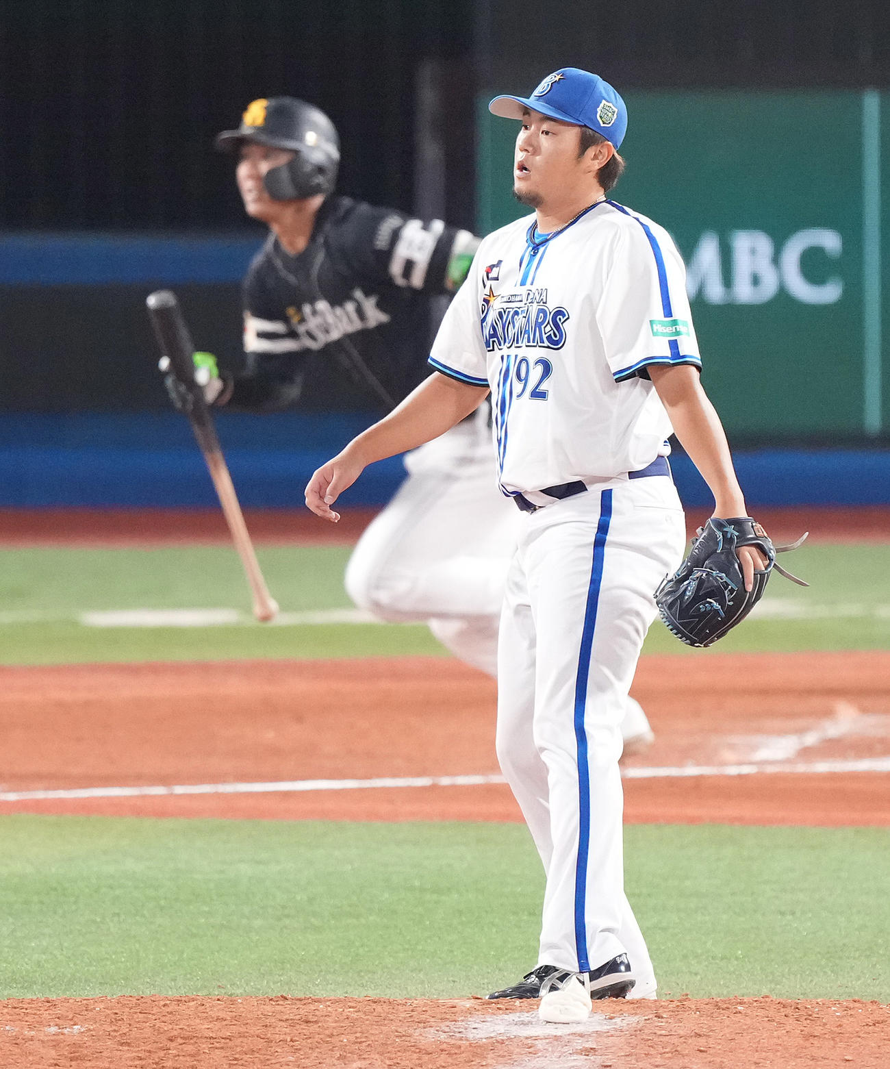 DeNA対ソフトバンク　9回表ソフトバンク1死一、二塁、今宮に右2点適時二塁打を浴びる堀岡（撮影・鈴木みどり）