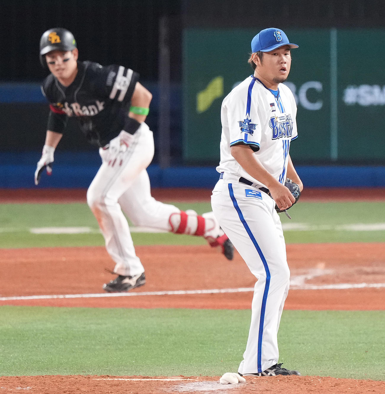 DeNA対ソフトバンク　9回表ソフトバンク2死三塁、栗原に左前適時打を浴びる堀岡（撮影・鈴木みどり）