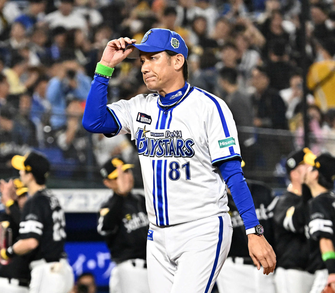 DeNA対ソフトバンク　試合に敗れ浮かない表情であいさつするDeNA三浦監督（撮影・滝沢徹郎）