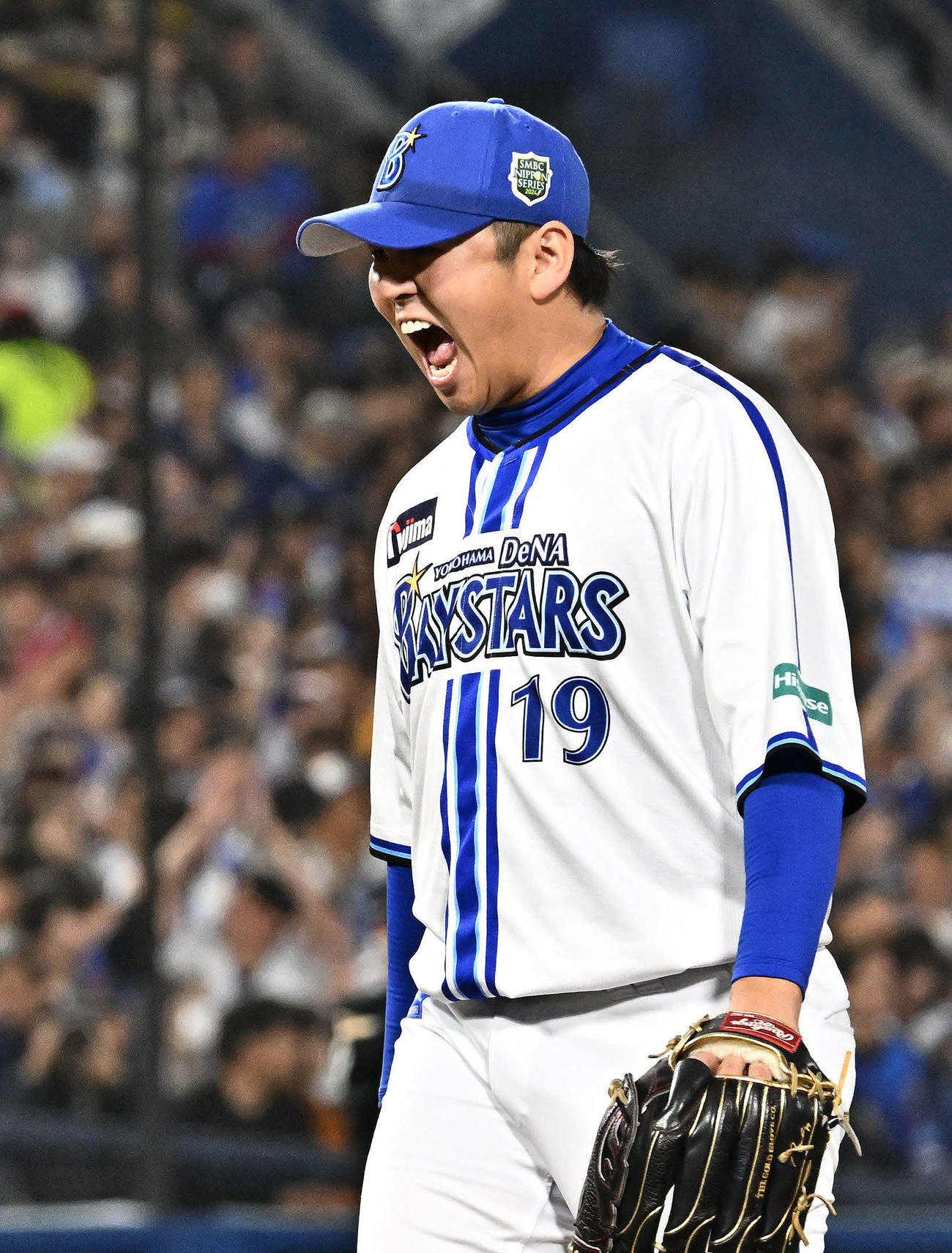 DeNA対ソフトバンク　8回表ソフトバンク2死一、二塁、甲斐を見逃し三振に仕留め雄たけびを上げる山崎（撮影・滝沢徹郎）