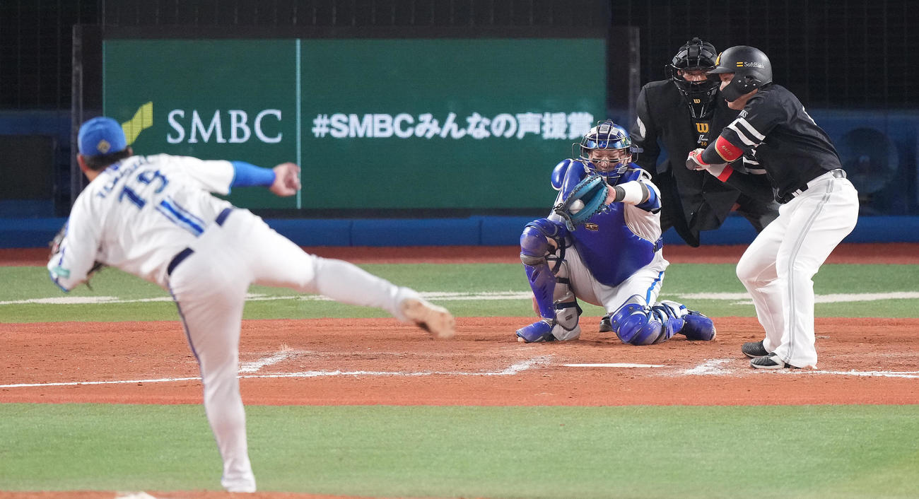 DeNA対ソフトバンク　8回表ソフトバンク2死一、二塁、見逃し三振に倒れる甲斐。投手山崎（撮影・鈴木みどり）