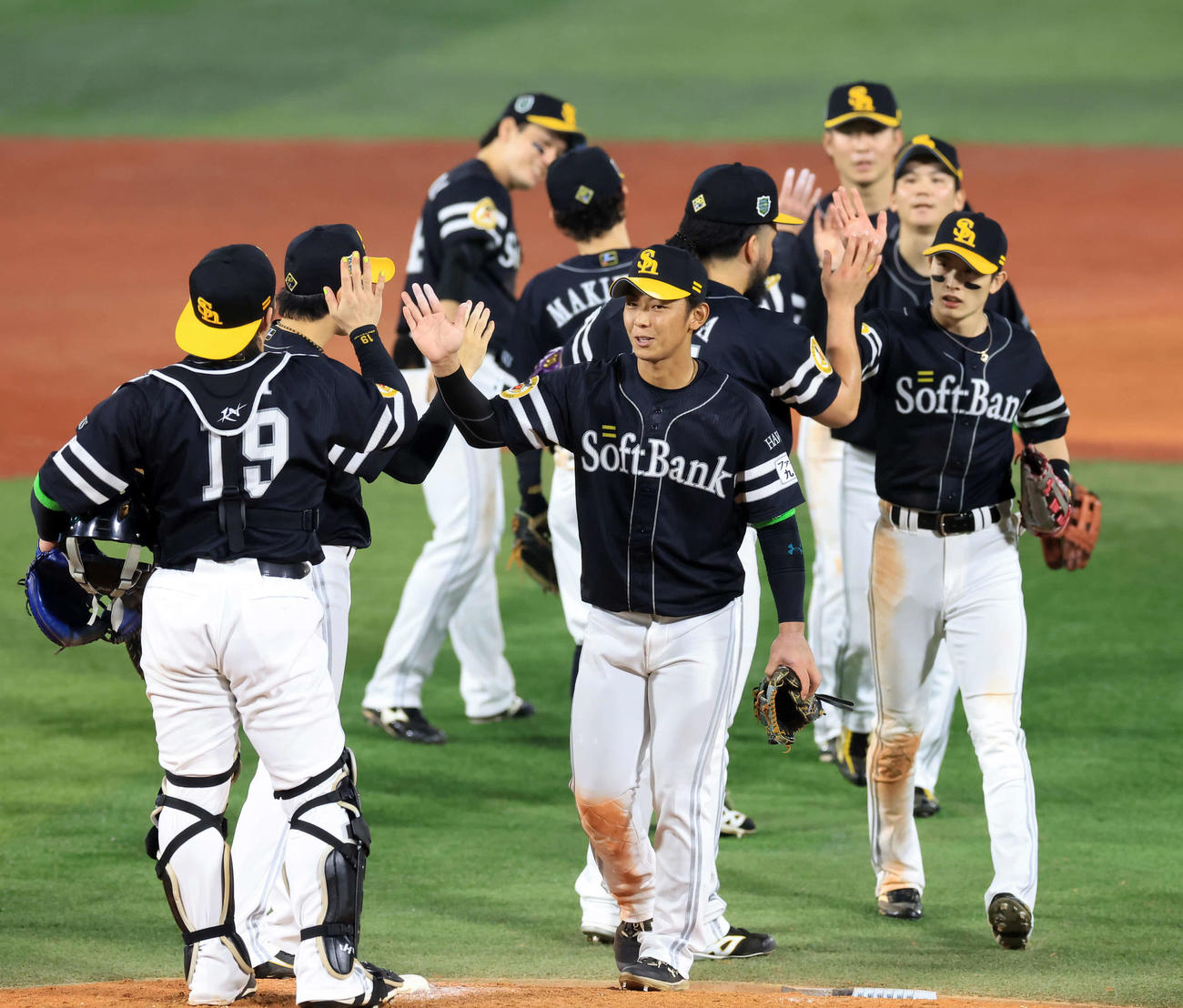 DeNA対ソフトバンク　5－3で勝利し、ほっとした表情でハイタッチする今宮（中央）らソフトバンクの選手たち（撮影・浅見桂子）