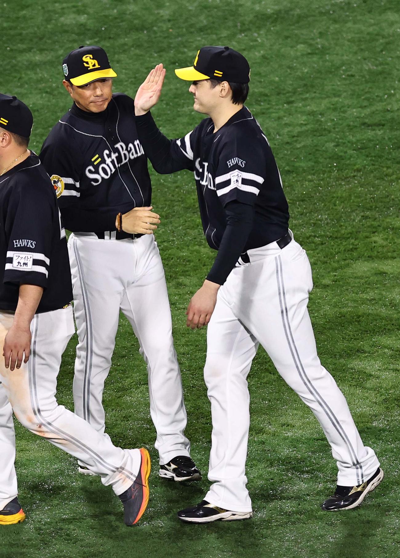 DeNA対ソフトバンク　DeNAに勝利した小久保監督（左）と先発有原はハイタッチして勝利を喜ぶ（撮影・上田博志）