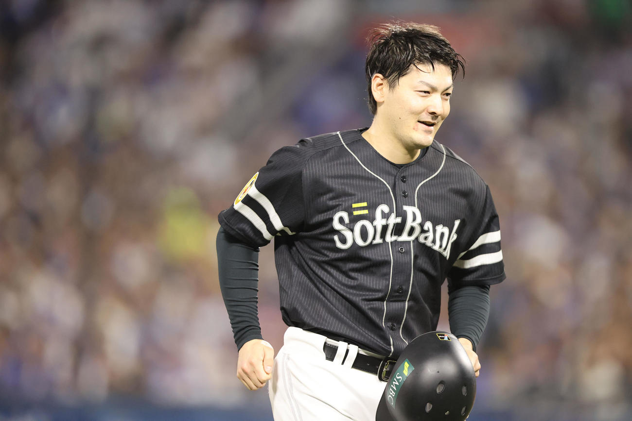DeNA対ソフトバンク　2回に先制適時打を放った有原は攻撃終わりに笑顔でベンチに引きあげる（撮影・梅根麻紀）