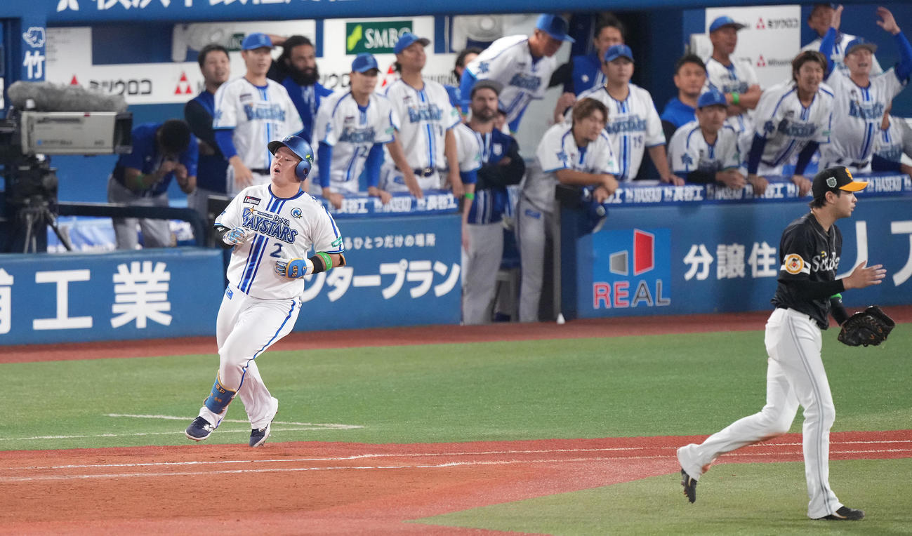 DeNA対ソフトバンク　9回裏DeNA2死一、三塁、中飛に倒れる牧（撮影・鈴木みどり）