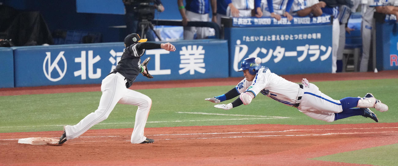 DeNA対ソフトバンク　9回裏DeNA2死一、三塁、オスナの悪送球で出塁する桑原。一塁手川瀬（撮影・鈴木みどり）