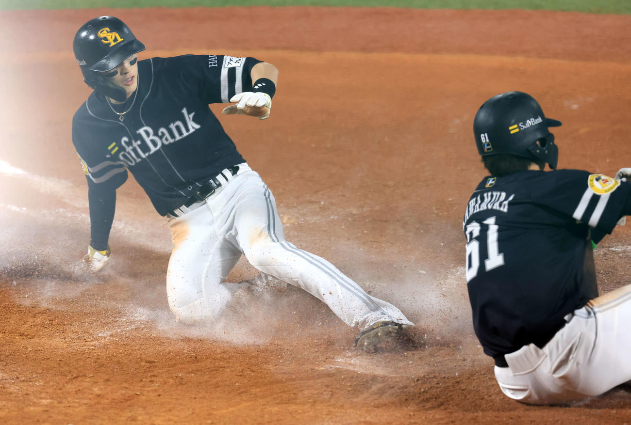 DeNA対ソフトバンク　DeNA対ソフトバンク　9回表ソフトバンク1死一、二塁、今宮の2点右適時三塁打で一気に本塁生還する川村（右）と周東（撮影・浅見桂子）