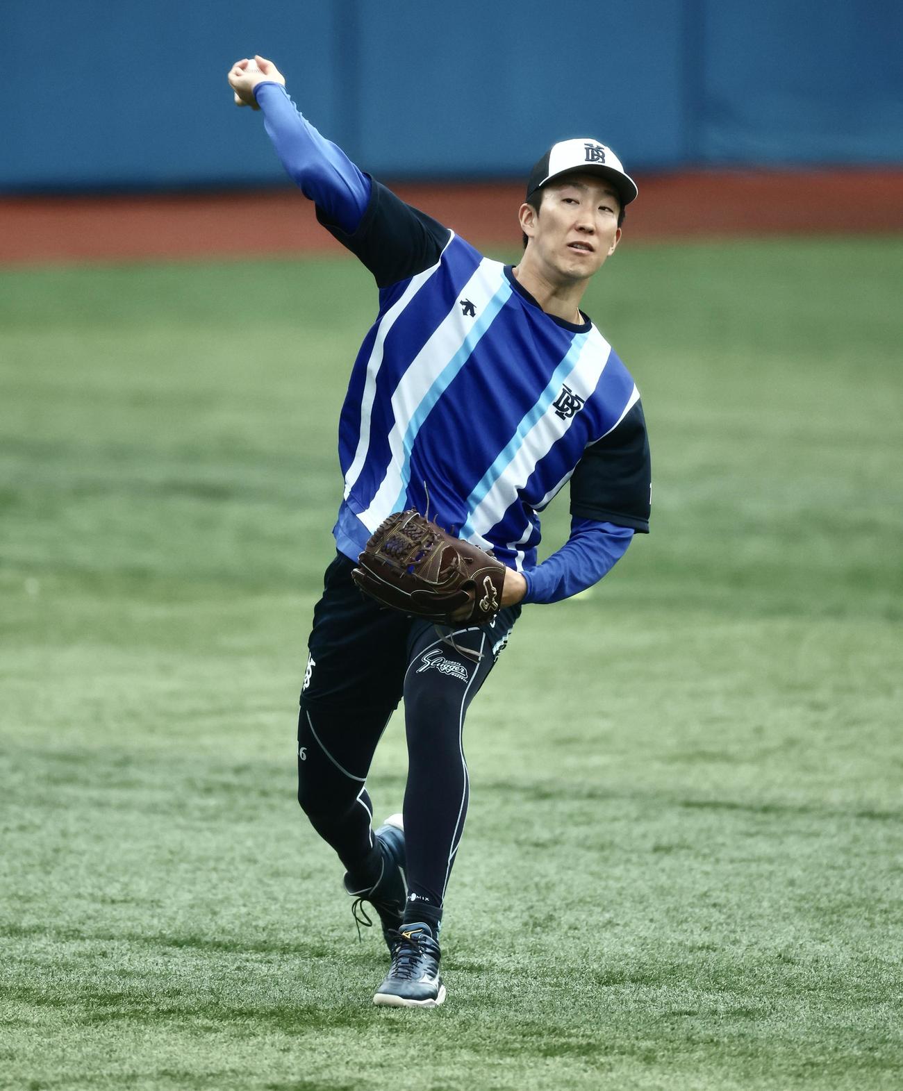 DeNA対ソフトバンク　試合前、キャッチボールするDeNA大貫（撮影・河田真司）