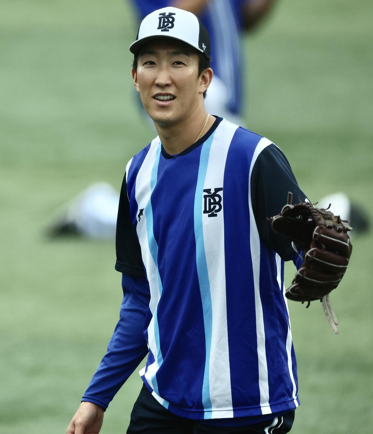 DeNA対ソフトバンク　試合前、キャッチボールするDeNA大貫（撮影・河田真司）