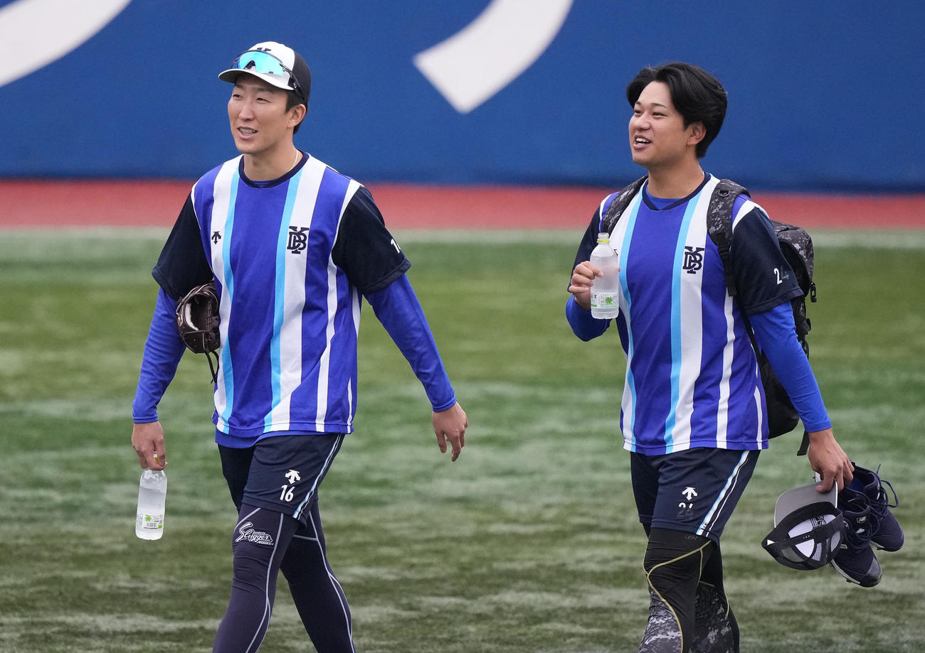 DeNA対ソフトバンク　試合前練習で吉野（右）と談笑するDeNA大貫（撮影・鈴木みどり）