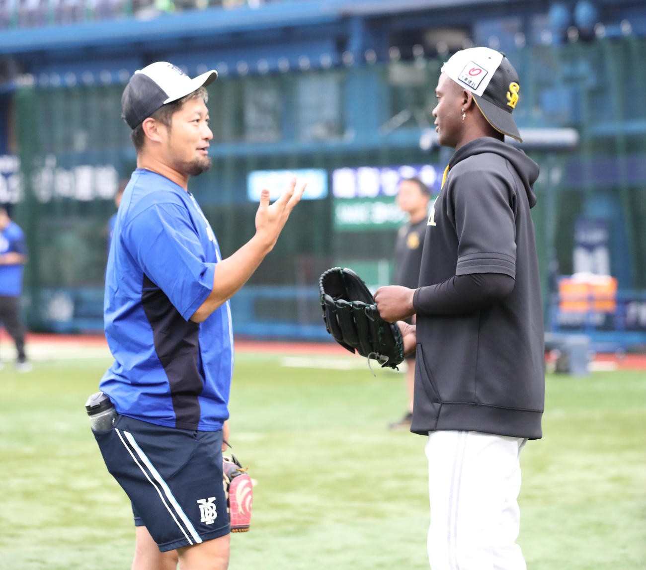 DeNA対ソフトバンク　試合前に話をする森とモイネロ（撮影・梅根麻紀）