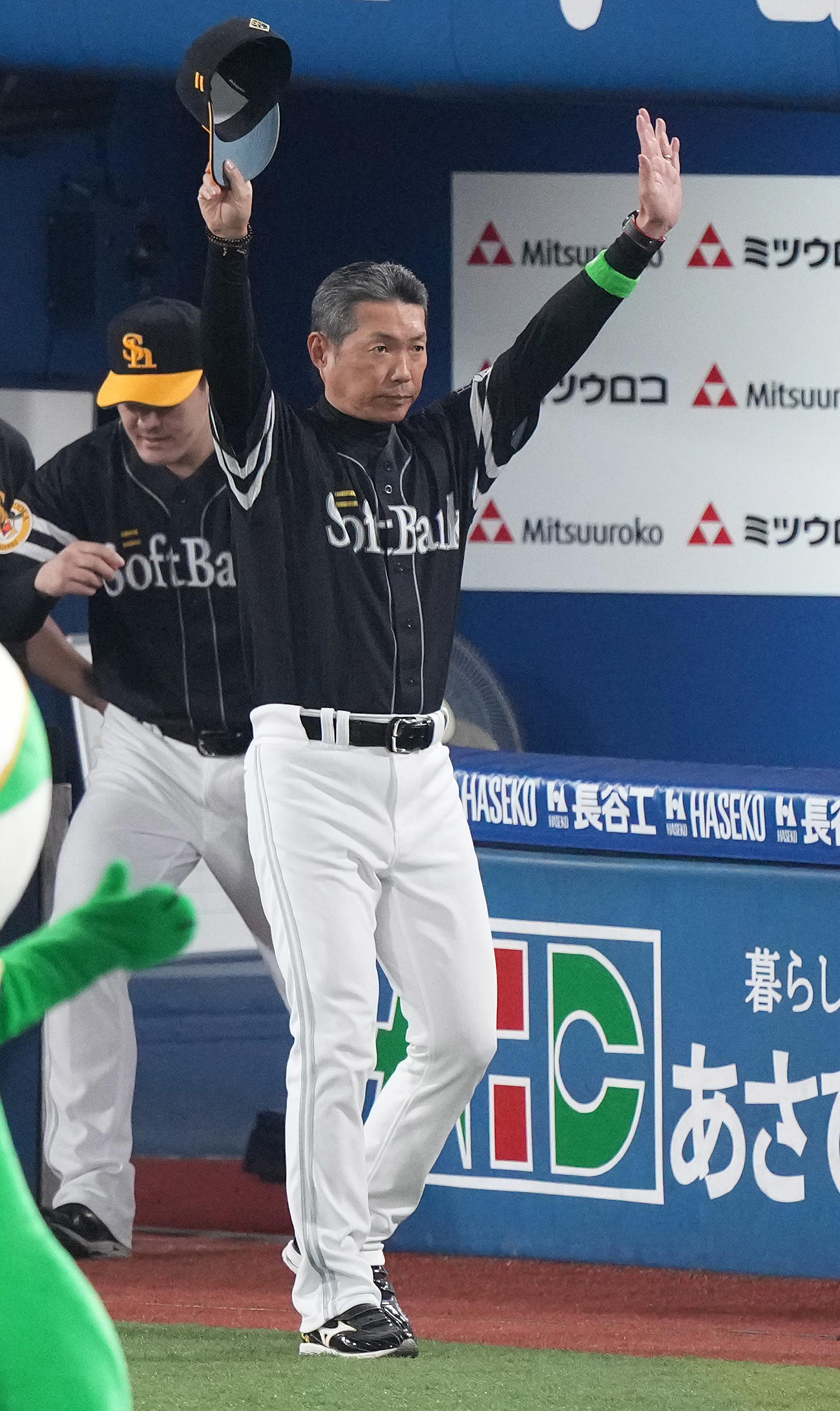 DeNA対ソフトバンク　DeNAに勝利し、ファンの声援に応えるソフトバンク小久保監督（撮影・鈴木みどり）