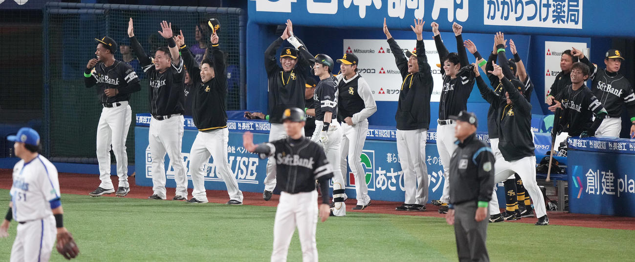 DeNA対ソフトバンク　2回表ソフトバンク2死満塁、有原の先制右2点適時打に歓喜するベンチ（撮影・鈴木みどり）