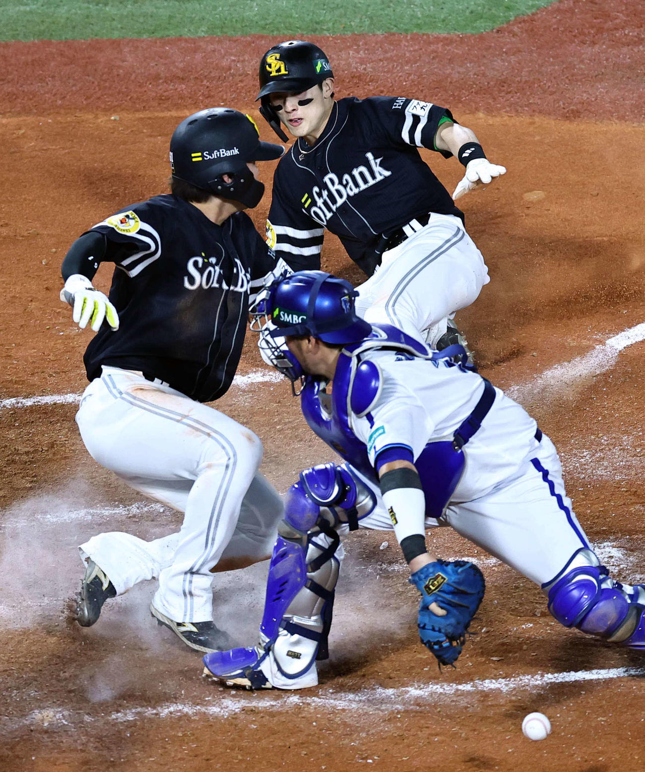 DeNA対ソフトバンク　9回表ソフトバンク1死一、二塁、今宮の適時二塁打で二走川村（左）の直後に生還する一走周東（撮影・上田博志）