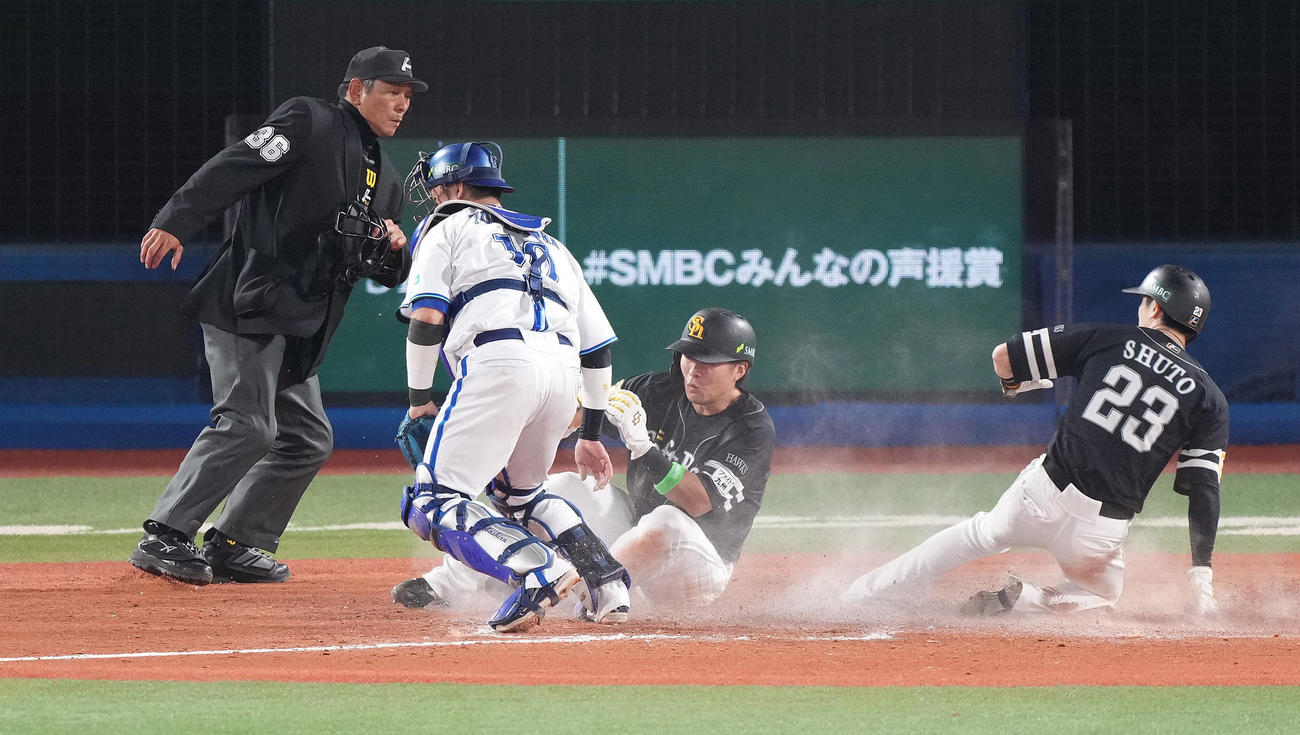 DeNA対ソフトバンク　9回表ソフトバンク1死一、二塁、今宮の右2点適時二塁打で二塁走者川村が生還した直後に生還する一塁走者周東（撮影・鈴木みどり）