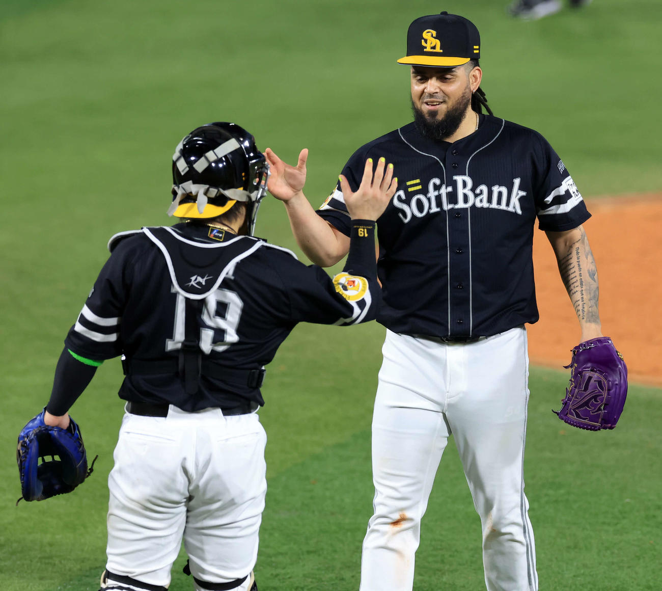 DeNA対ソフトバンク　5－3で勝利し、笑顔で甲斐（手前）とハイタッチするオスナ（撮影・浅見桂子）