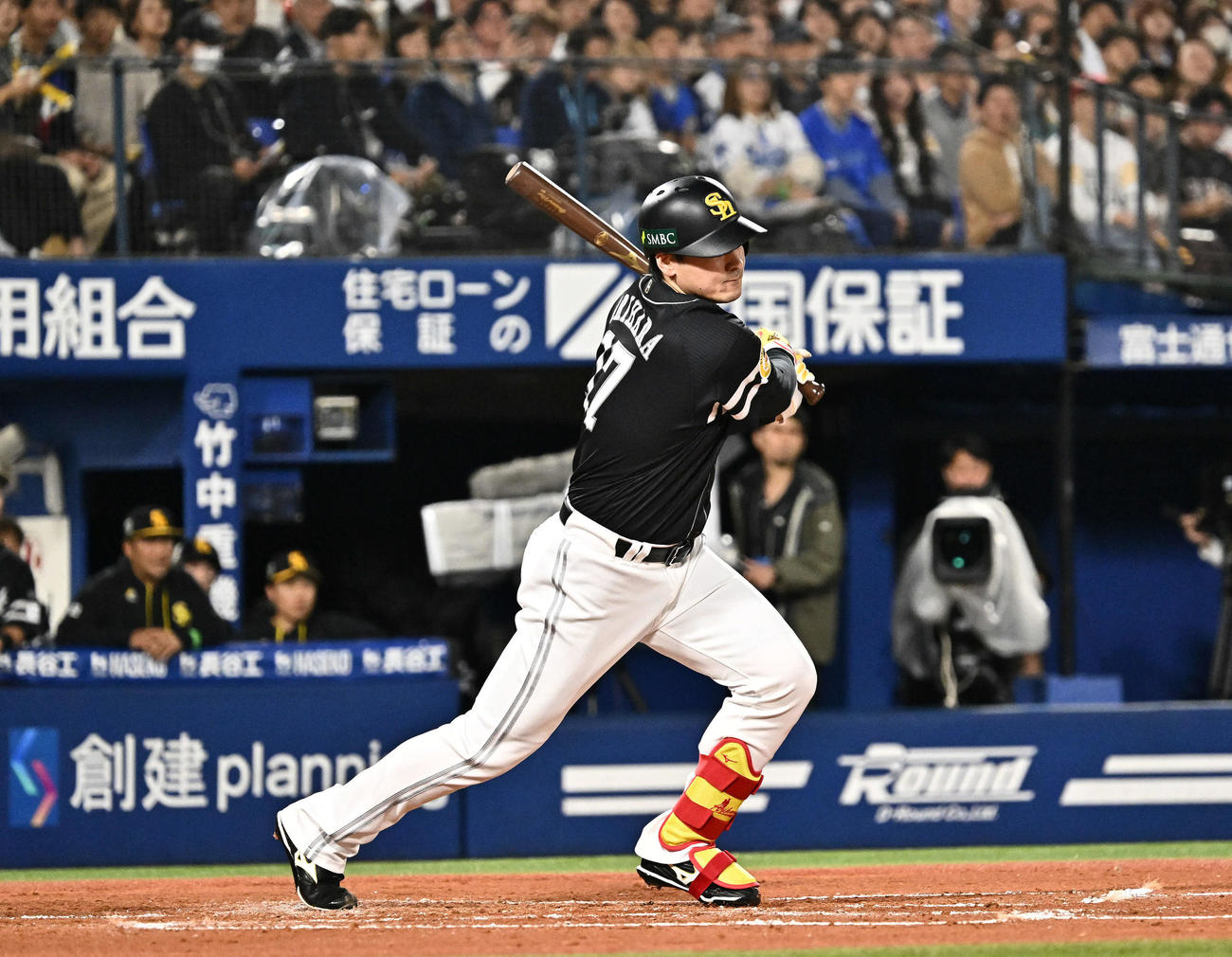 DeNA対ソフトバンク　2回表ソフトバンク2死満塁、有原は右前先制2点適時打を放つ（撮影・滝沢徹郎）