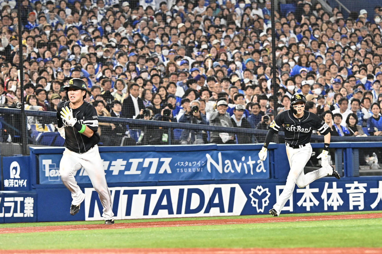 DeNA対ソフトバンク　9回表ソフトバンク1死一、二塁、今宮の2点適時打で本塁へ走る二塁走者川村（左）と一塁走者周東（撮影・滝沢徹郎）