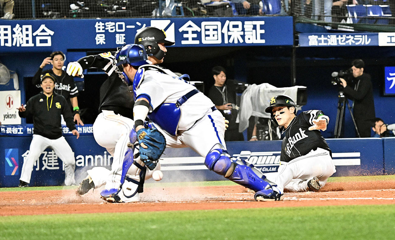 DeNA対ソフトバンク　9回表ソフトバンク1死一、二塁、今宮の2点適時二塁打で生還する二塁走者川村（左）と一塁走者周東（撮影・滝沢徹郎）
