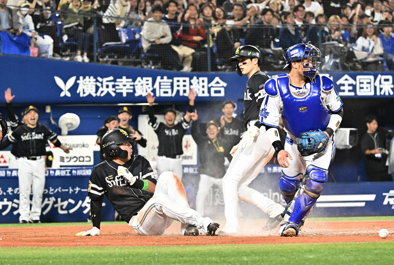 DeNA対ソフトバンク　9回表ソフトバンク1死一、二塁、今宮の2点適時二塁打で生還する二塁走者川村（左）と一塁走者周東（撮影・滝沢徹郎）