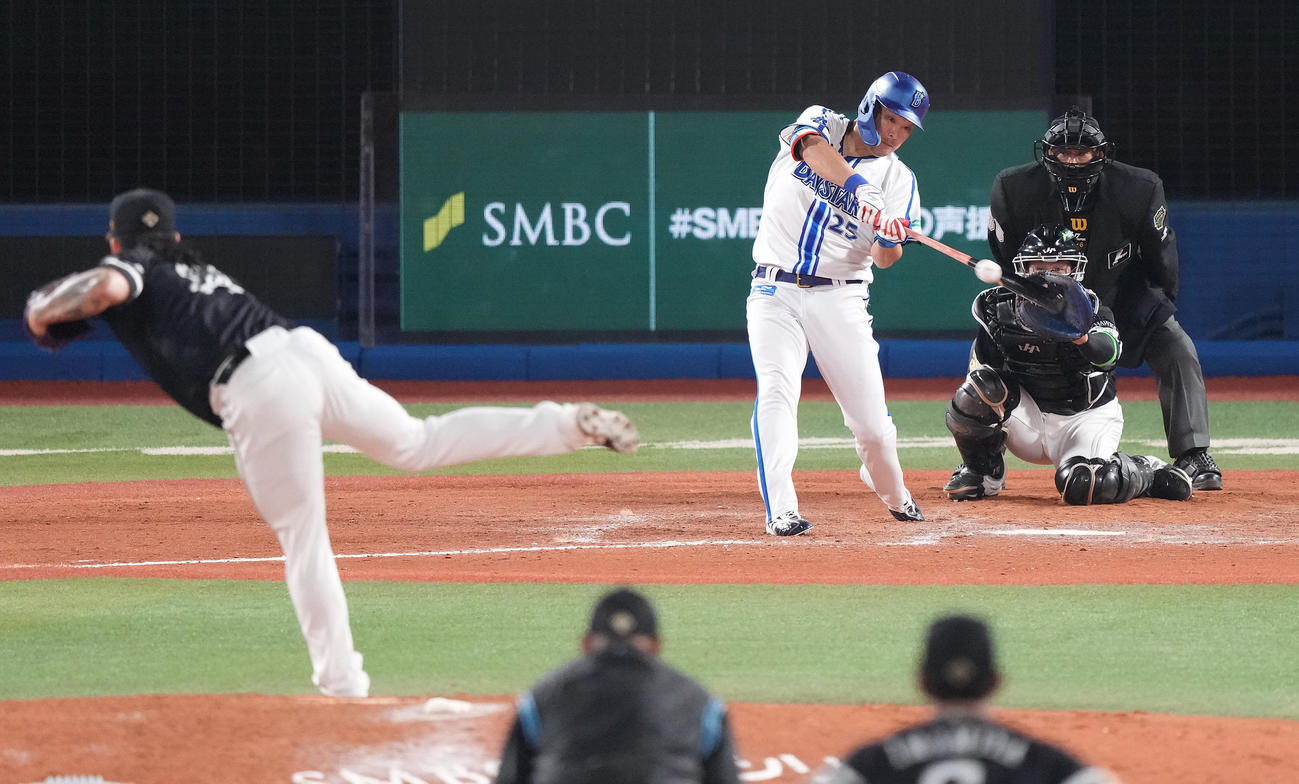 DeNA対ソフトバンク　9回裏DeNA2死一塁、右前打を放つ代打筒香。投手オスナ（撮影・鈴木みどり）