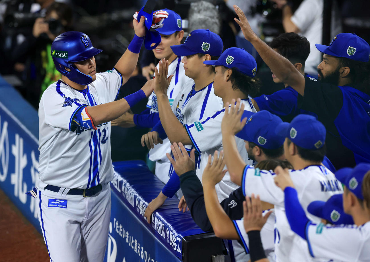 DeNA対ソフトバンク　9回裏DeNA2死一塁、右前打を放った筒香（左）はナインとハイタッチ（撮影・浅見桂子）