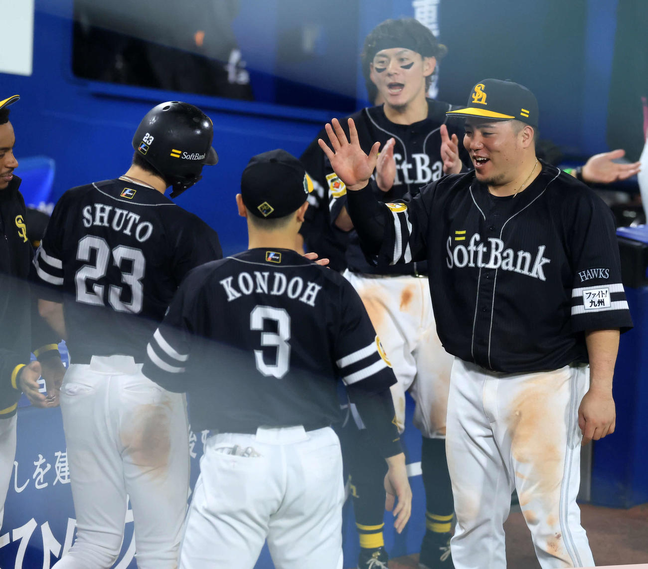 DeNA対ソフトバンク　9回表ソフトバンク1死一、二塁、今宮の2点右適時三塁打で一気に生還し周東（左）を笑顔で迎える山川らソフトバンクの選手たち（撮影・浅見桂子）