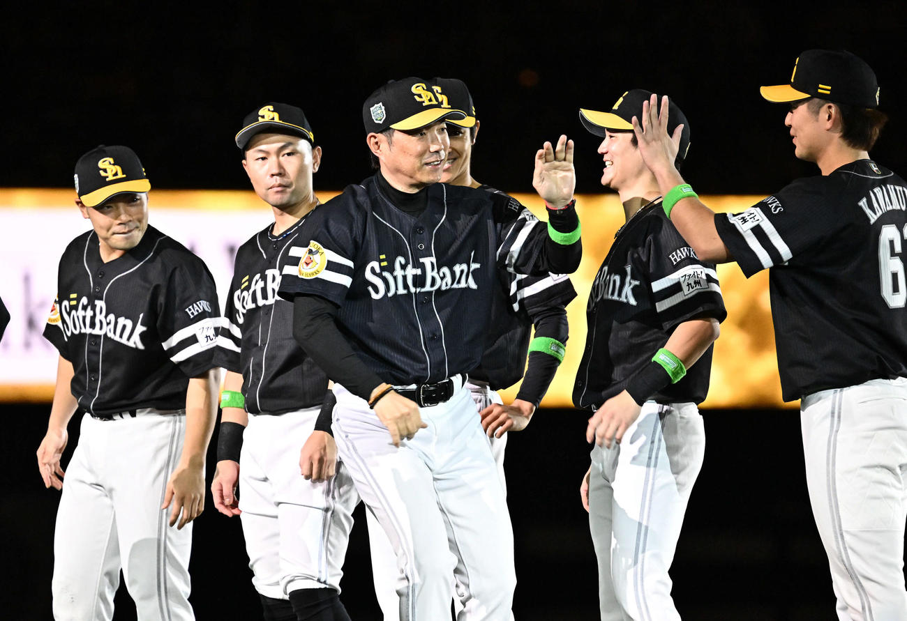 DeNA対ソフトバンク　試合前のセレモニーで選手とタッチをかわすソフトバンク小久保監督（手前）（撮影・滝沢徹郎）