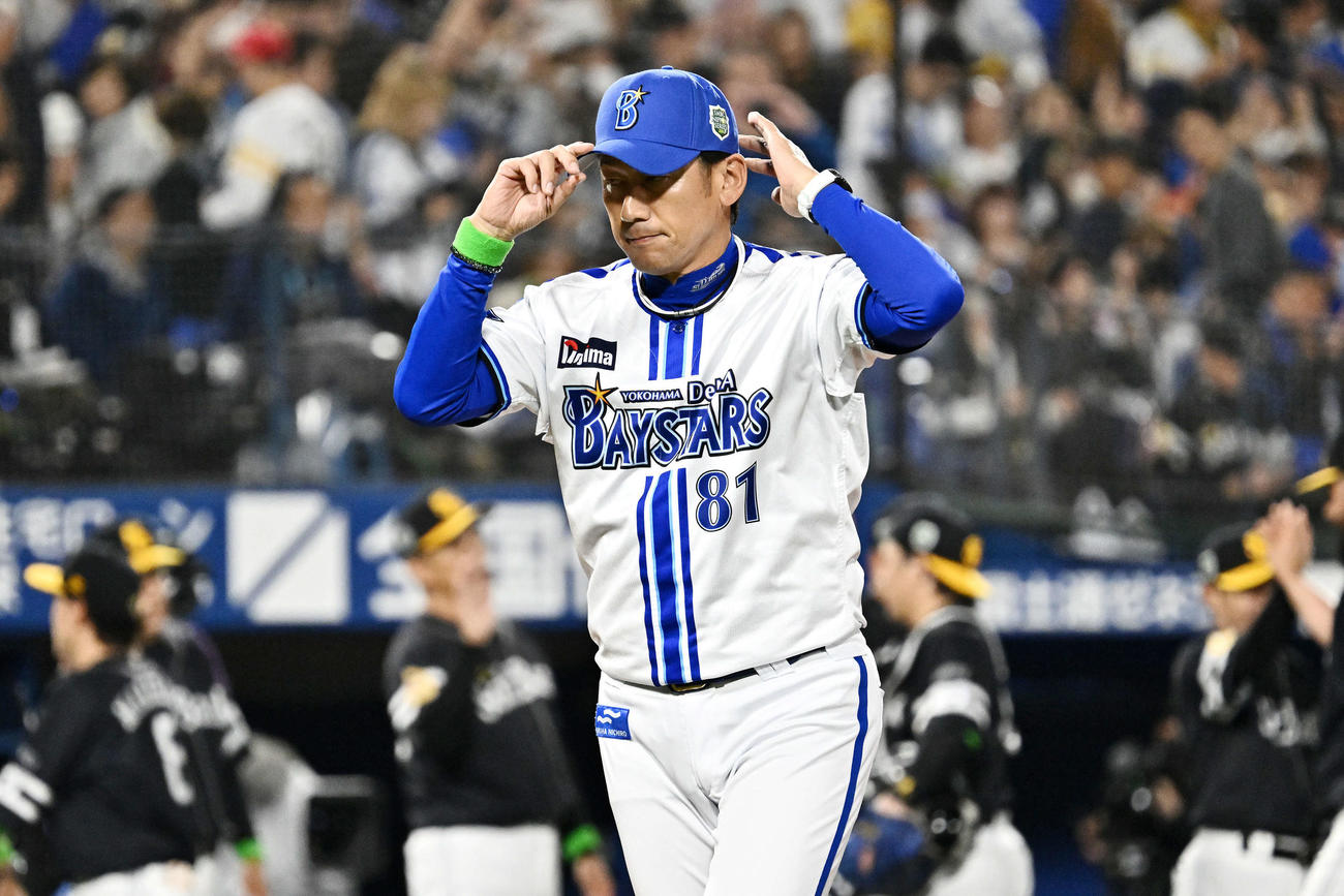 DeNA対ソフトバンク　試合に敗れ浮かない表情で引き揚げるDeNA三浦監督（撮影・滝沢徹郎）