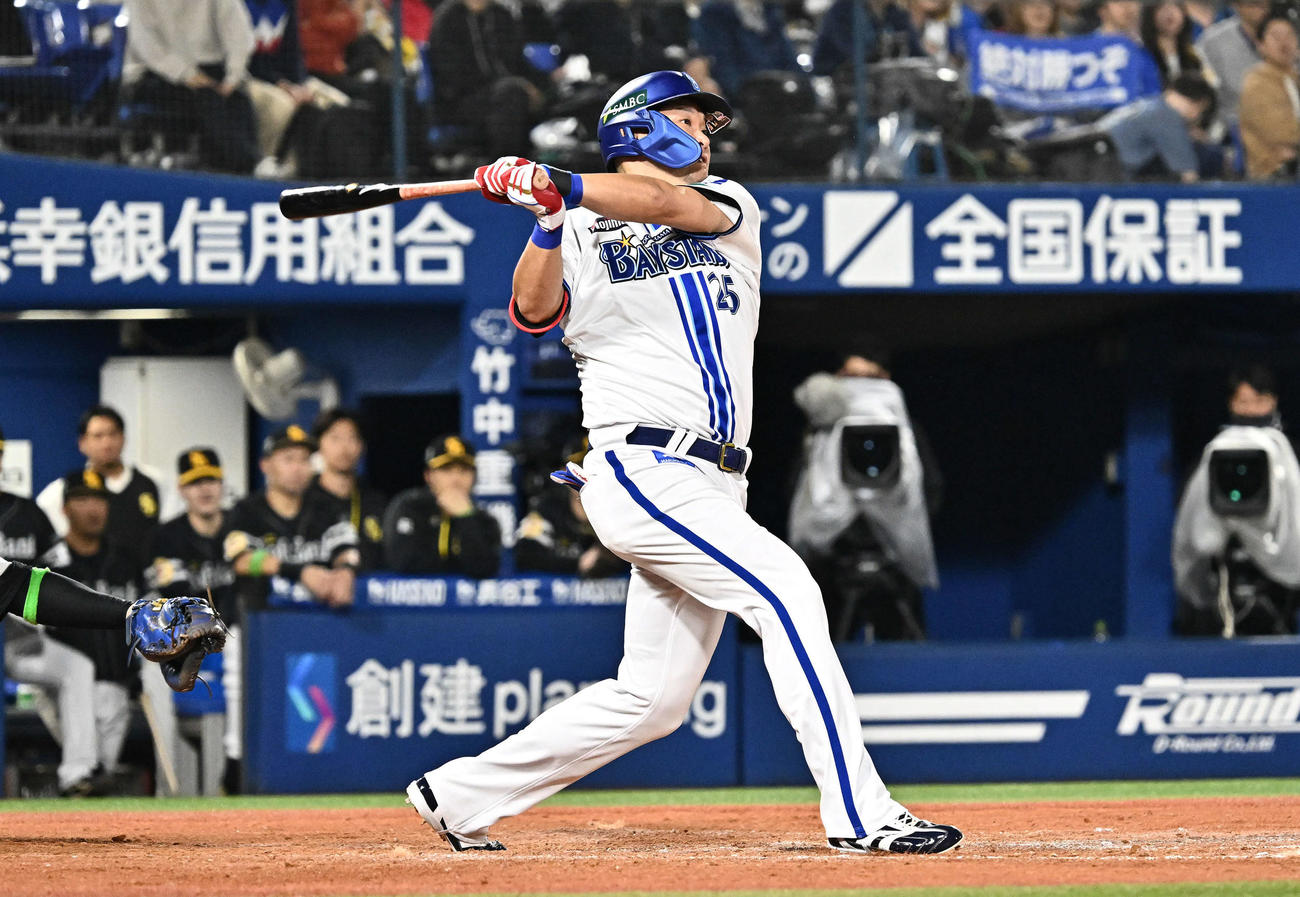 DeNA対ソフトバンク　9回裏DeNA2死一塁、代打筒香は右前打を放つ（撮影・滝沢徹郎）
