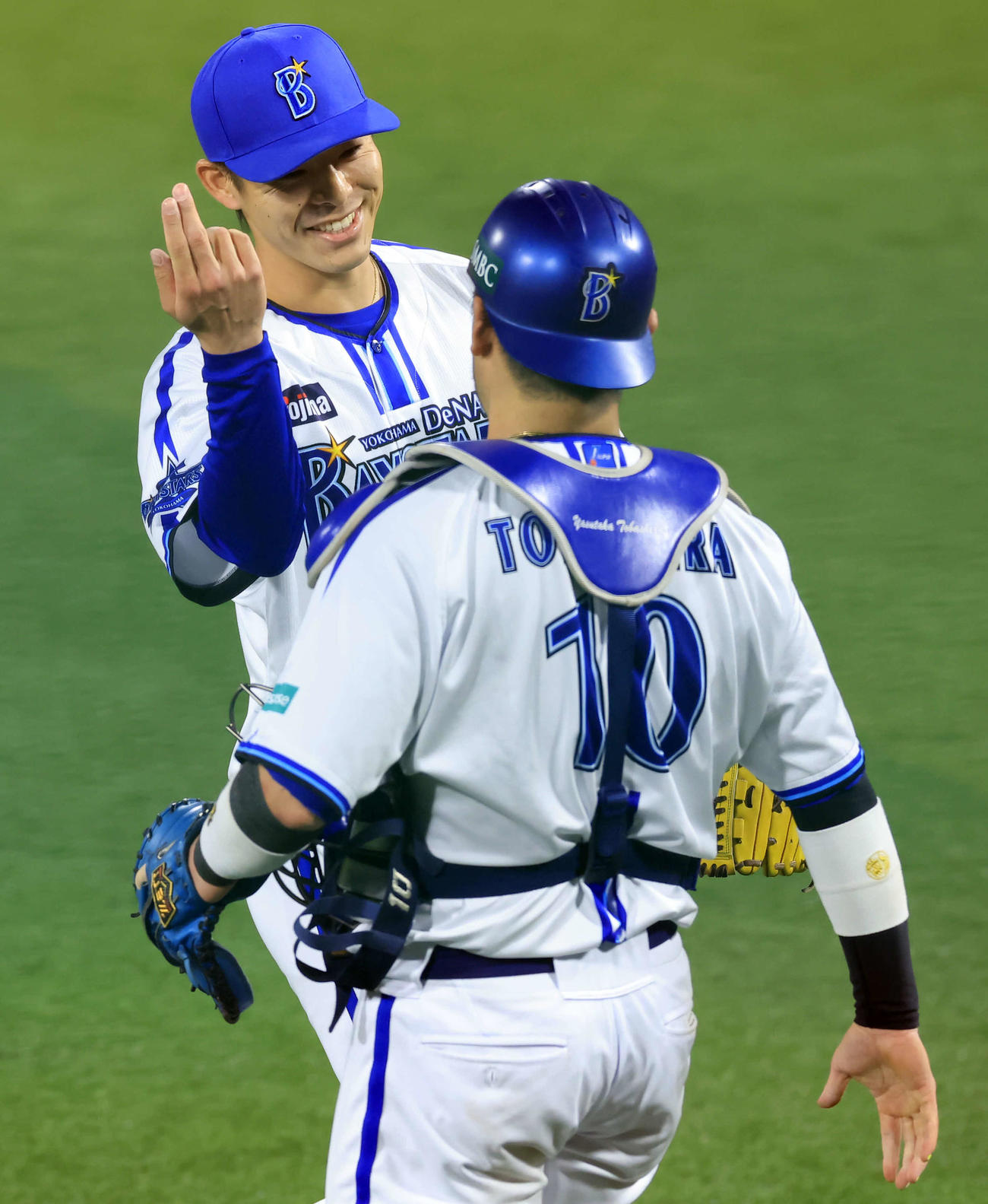 DeNA対ソフトバンク　5回表ソフトバンク2死一、二塁、山川を三振に仕留めた中川颯（左）は戸柱と笑顔でポーズ（撮影・浅見桂子）
