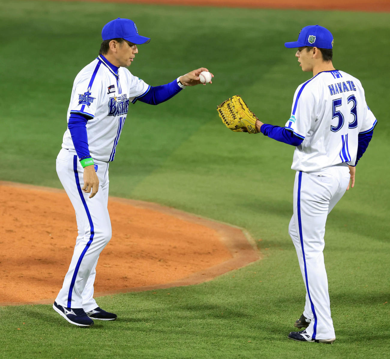 DeNA対ソフトバンク　5回表ソフトバンク2死一、二塁、投手交代を告げ中川颯（右）にボールを渡す三浦監督（撮影・浅見桂子）