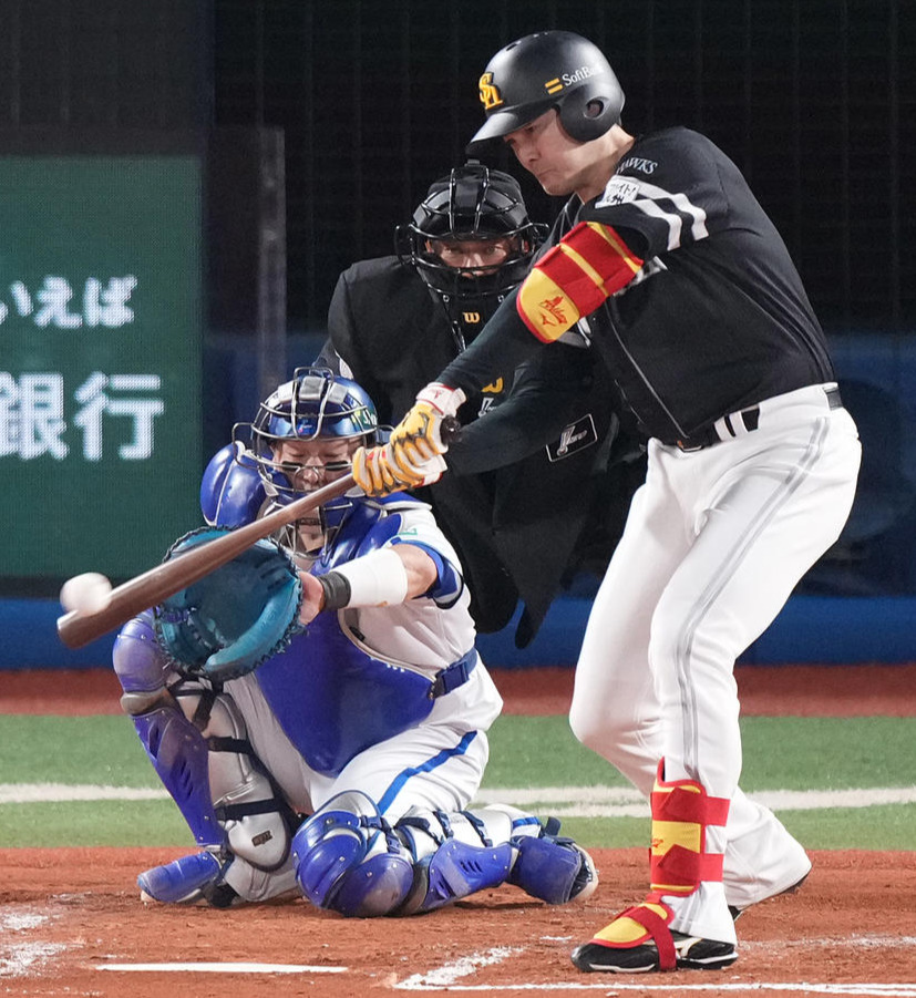 DeNA対ソフトバンク　2回表ソフトバンク2死満塁、先制の右2点適時打を放つ有原。投手ジャクソン（撮影・鈴木みどり）