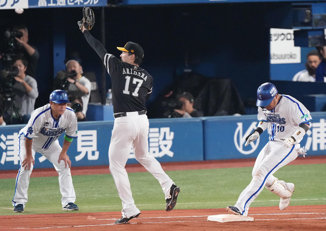 DeNA対ソフトバンク　4回裏DeNA2死、内野安打で出塁する戸柱。一塁カバーは投手有原（撮影・鈴木みどり）