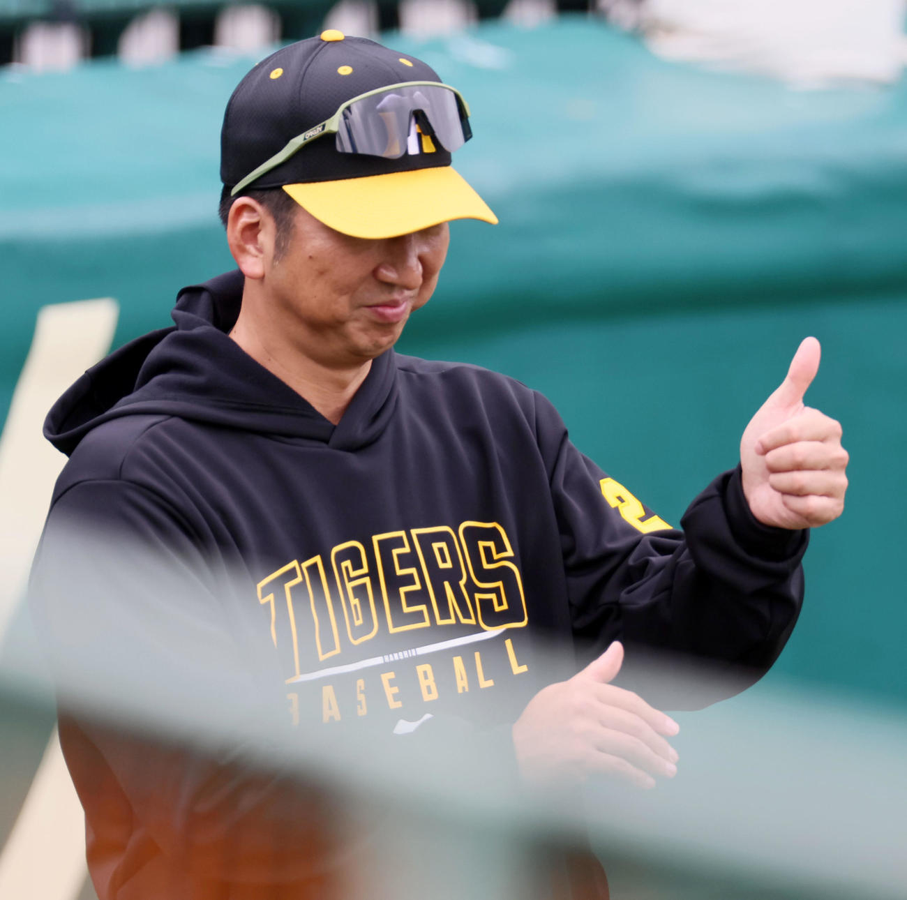 椎葉のキャッチボールにサムズアップポーズを見せる藤川監督（撮影・加藤哉）