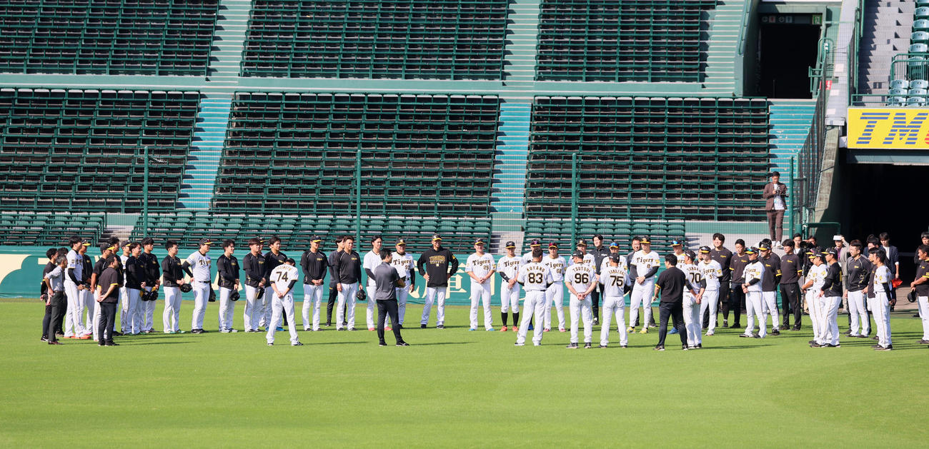 練習開始前ナインにあいさつする小谷野チーフコーチ（撮影・加藤哉）