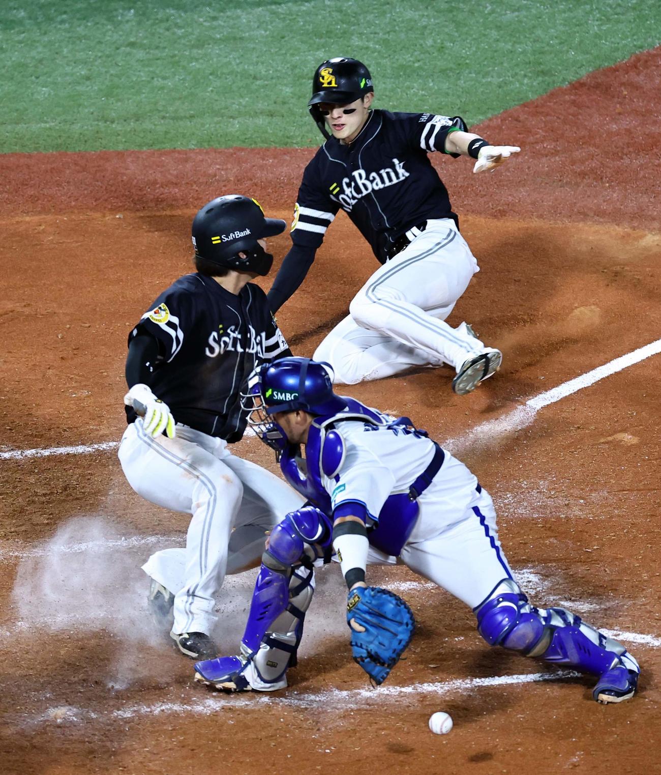 DeNA対ソフトバンク　9回表ソフトバンク1死一、二塁、今宮の適時二塁打で川村（左）に続いて生還する周東（2024年10月26日撮影）