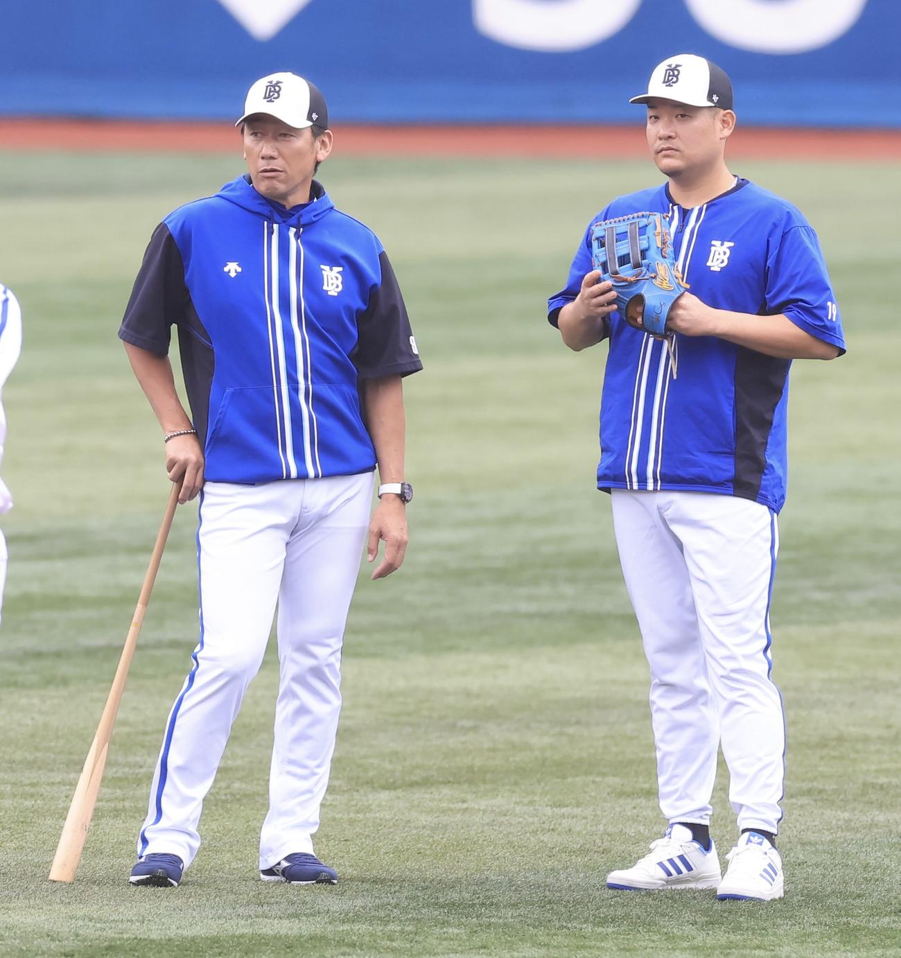 DeNA対ソフトバンク　試合前練習中、話をするDeNA三浦監督と筒香(撮影・浅見桂子)