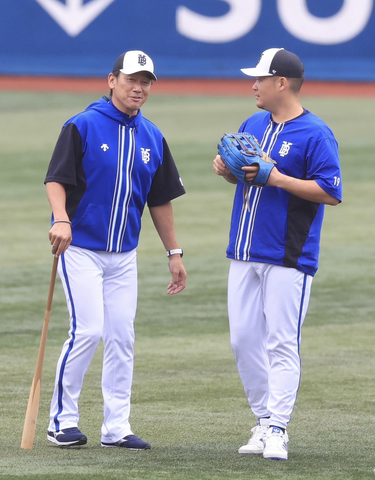 DeNA対ソフトバンク　試合前練習中、話をするDeNA三浦監督と筒香(撮影・浅見桂子)